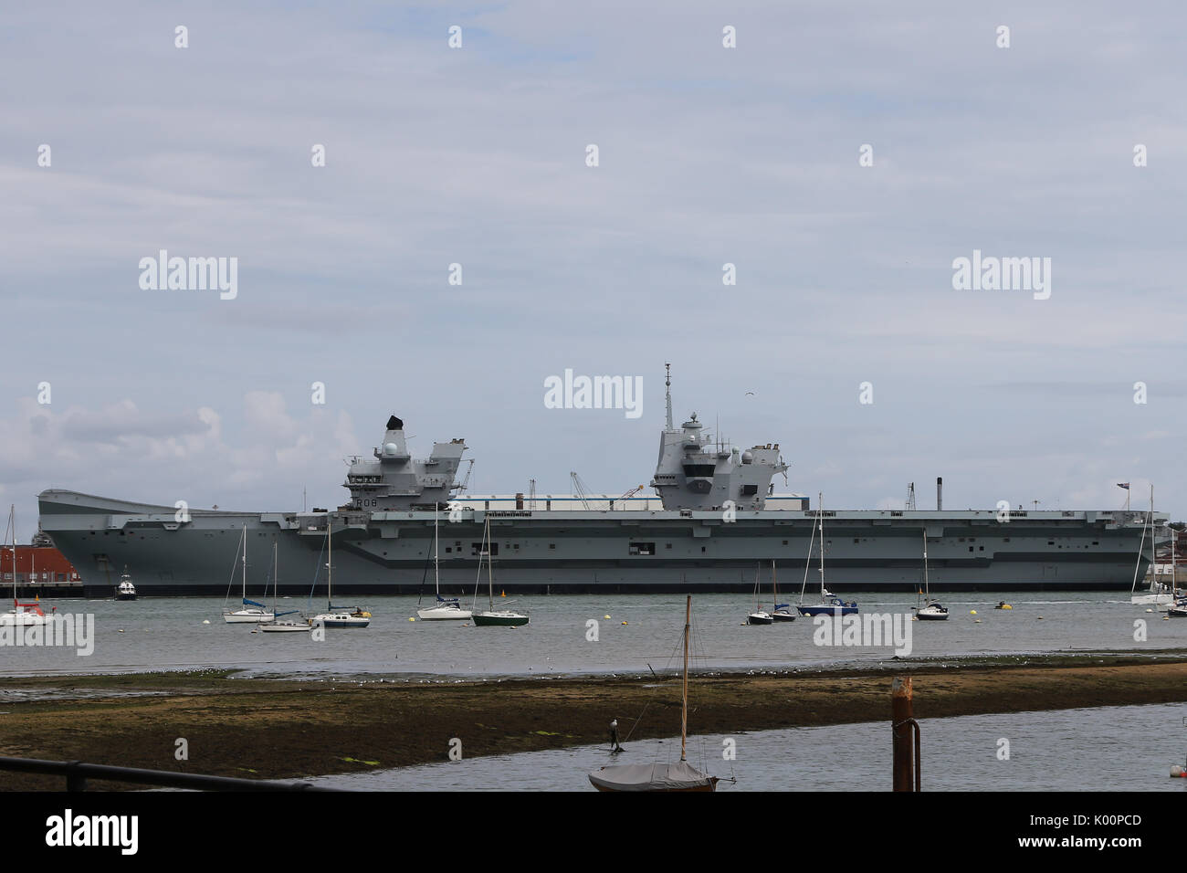 HMS Queen Elizabeth (R08) si siede in HM Base Navale di Portsmouth seguenti arrivando a casa sua-porta per la prima volta Foto Stock
