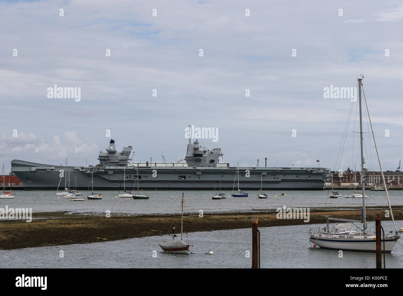 HMS Queen Elizabeth (R08) si siede in HM Base Navale di Portsmouth seguenti arrivando a casa sua-porta per la prima volta Foto Stock
