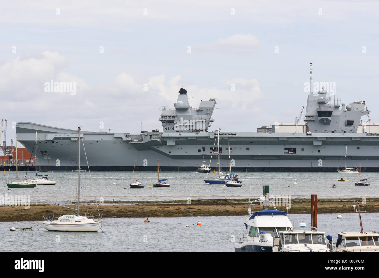 HMS Queen Elizabeth (R08) si siede in HM Base Navale di Portsmouth seguenti arrivando a casa sua-porta per la prima volta Foto Stock