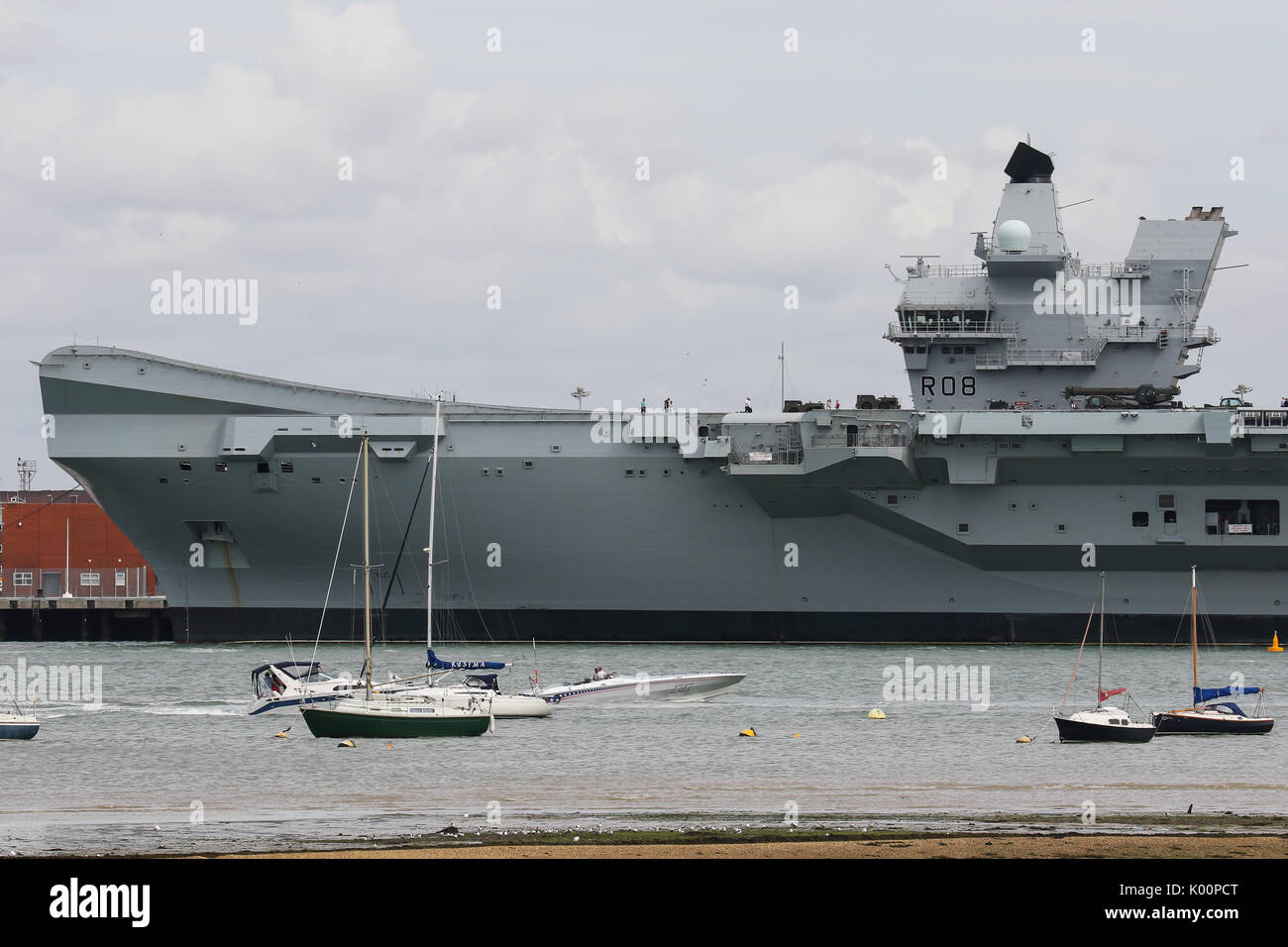 HMS Queen Elizabeth (R08) si siede in HM Base Navale di Portsmouth seguenti arrivando a casa sua-porta per la prima volta Foto Stock