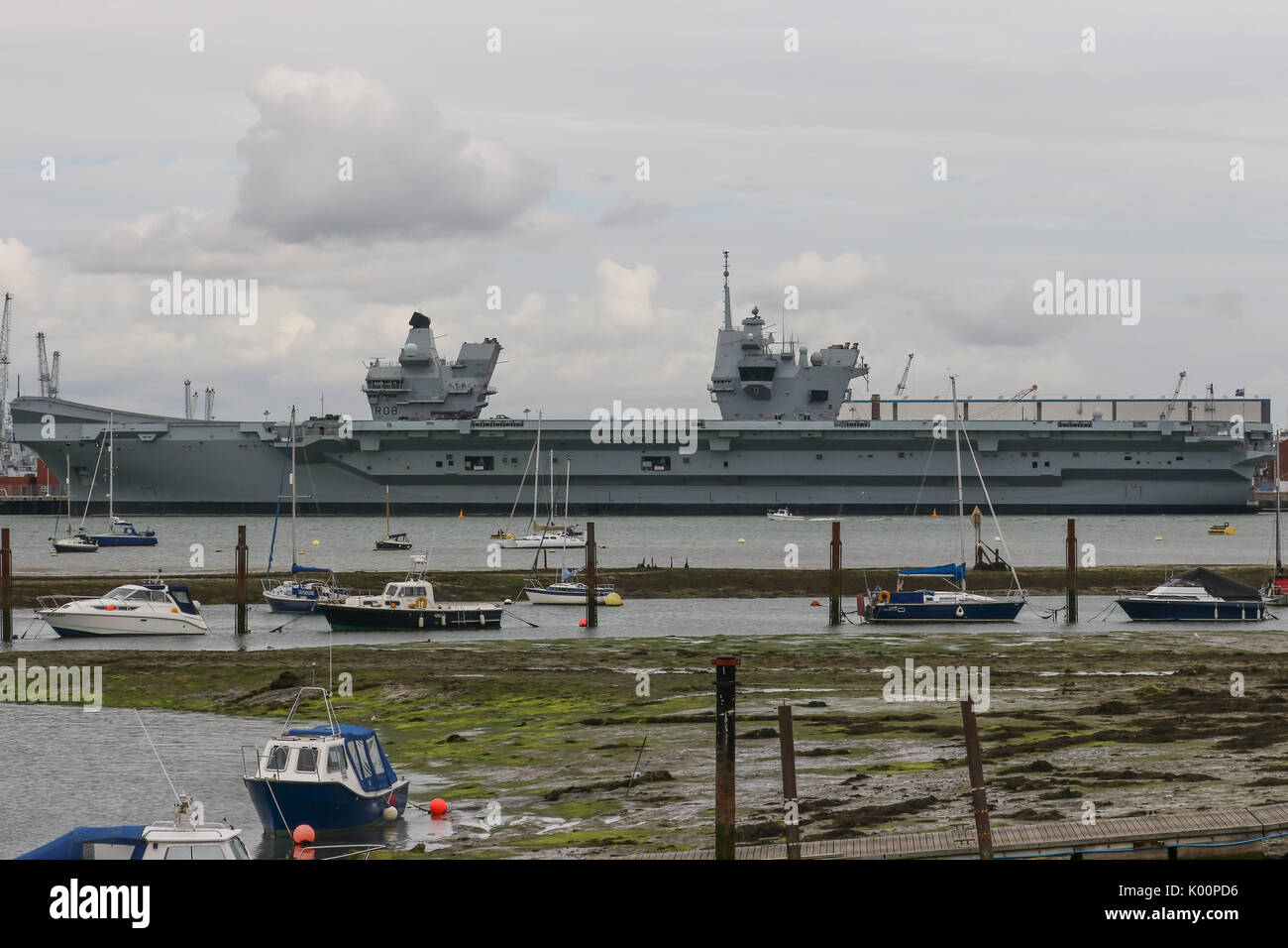 HMS Queen Elizabeth (R08) si siede in HM Base Navale di Portsmouth seguenti arrivando a casa sua-porta per la prima volta Foto Stock