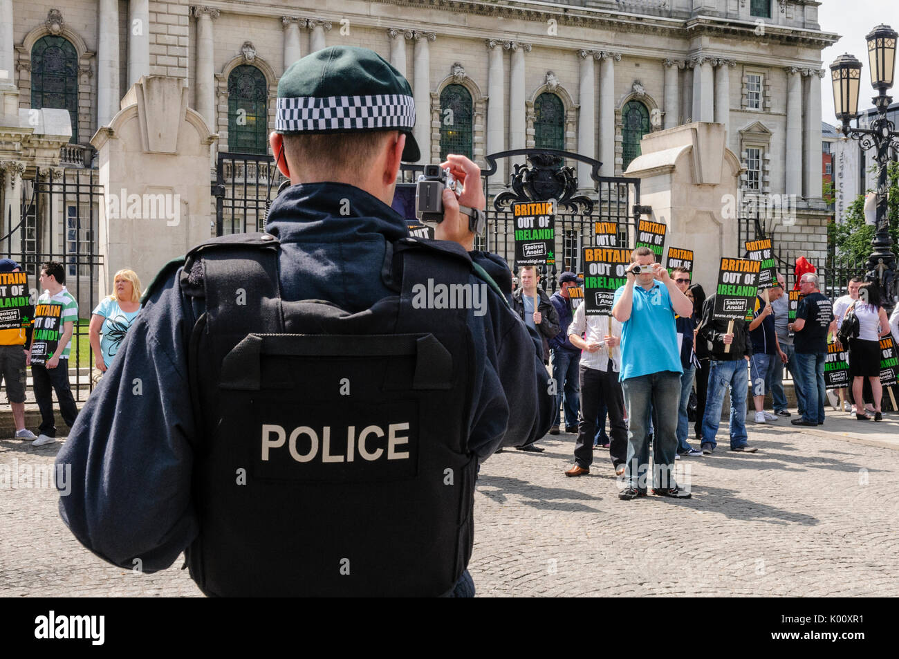 26 giugno 2010, Belfast. Gli ufficiali di polizia video e fotografia Eirigi membri durante una dimostrazione. Foto Stock