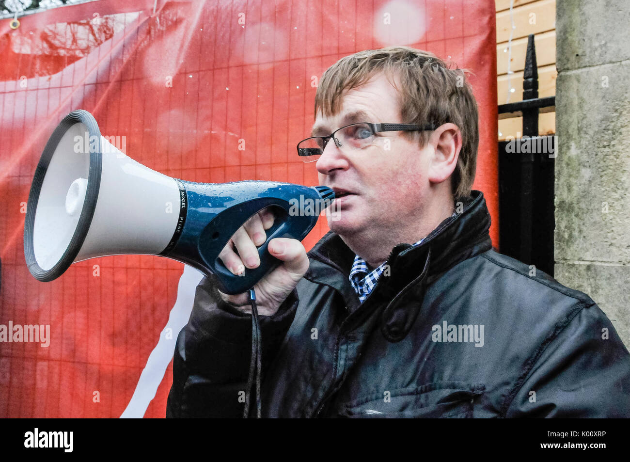 Belfast, Irlanda del Nord. 05 dic 2015 - Willie Frazer risolve la folla come la coalizione protestante tenere una manifestazione di protesta contro i rifugiati islamici provenienti da Irlanda del Nord. Foto Stock