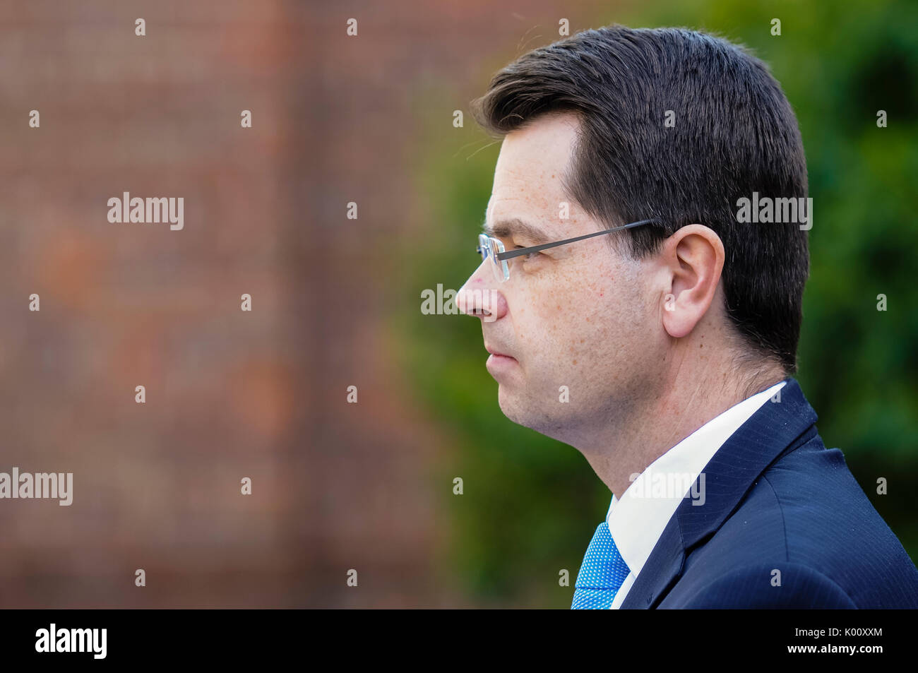 Belfast, Irlanda del Nord. 27/03/2017 - Il Segretario di Stato per il Nord Irlanda, James Brokenshire, dà un comunicato stampa sul guasto del principale politicial parti di giungere a un accordo su un governo di coalizione in Irlanda del Nord al di fuori di Stormont House. Foto Stock