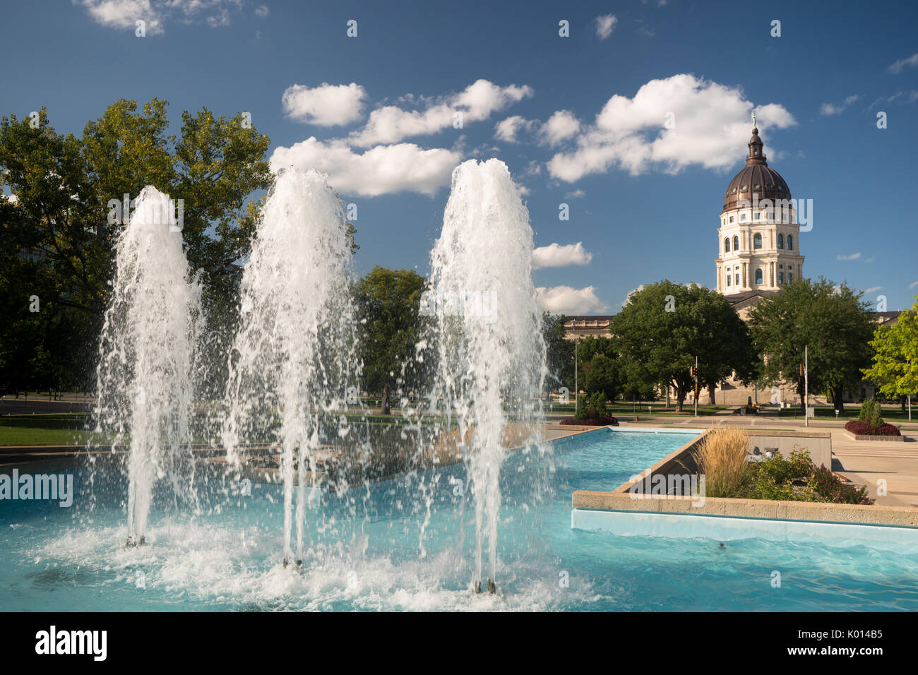 Morbide nuvole e cieli blu vengono visualizzate sopra le fontane e il Campidoglio di Topeka nel Kansas USA Foto Stock
