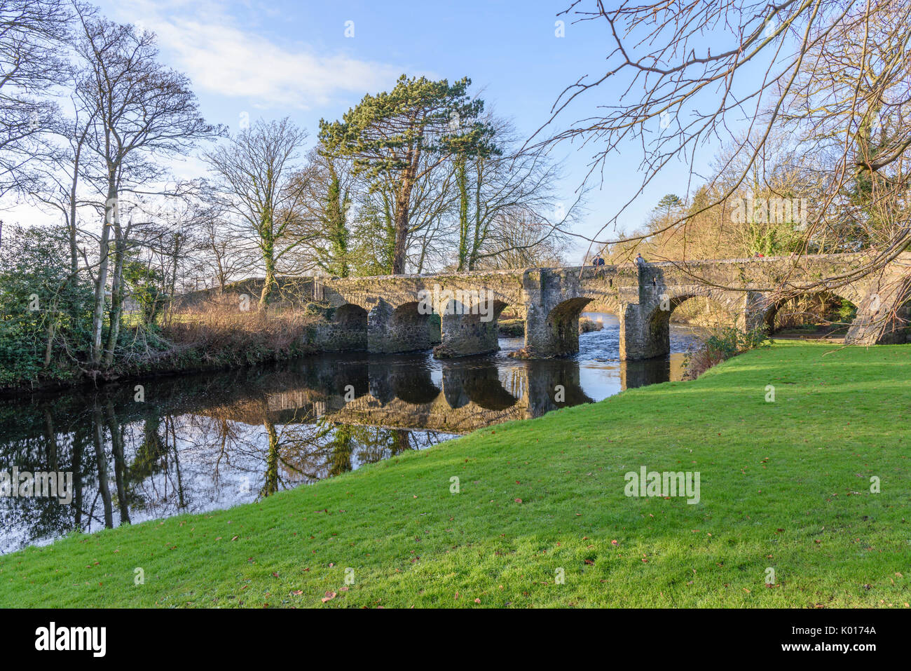 Antica pietra bidge oltre le sei miglia di acqua in Antrim, Irlanda del Nord. Foto Stock