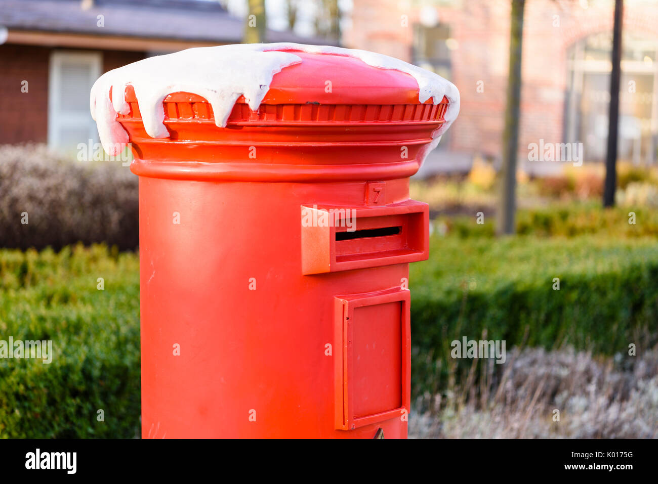 Red post box per bambini di pubblicare le lettere di Santa Claus. Foto Stock