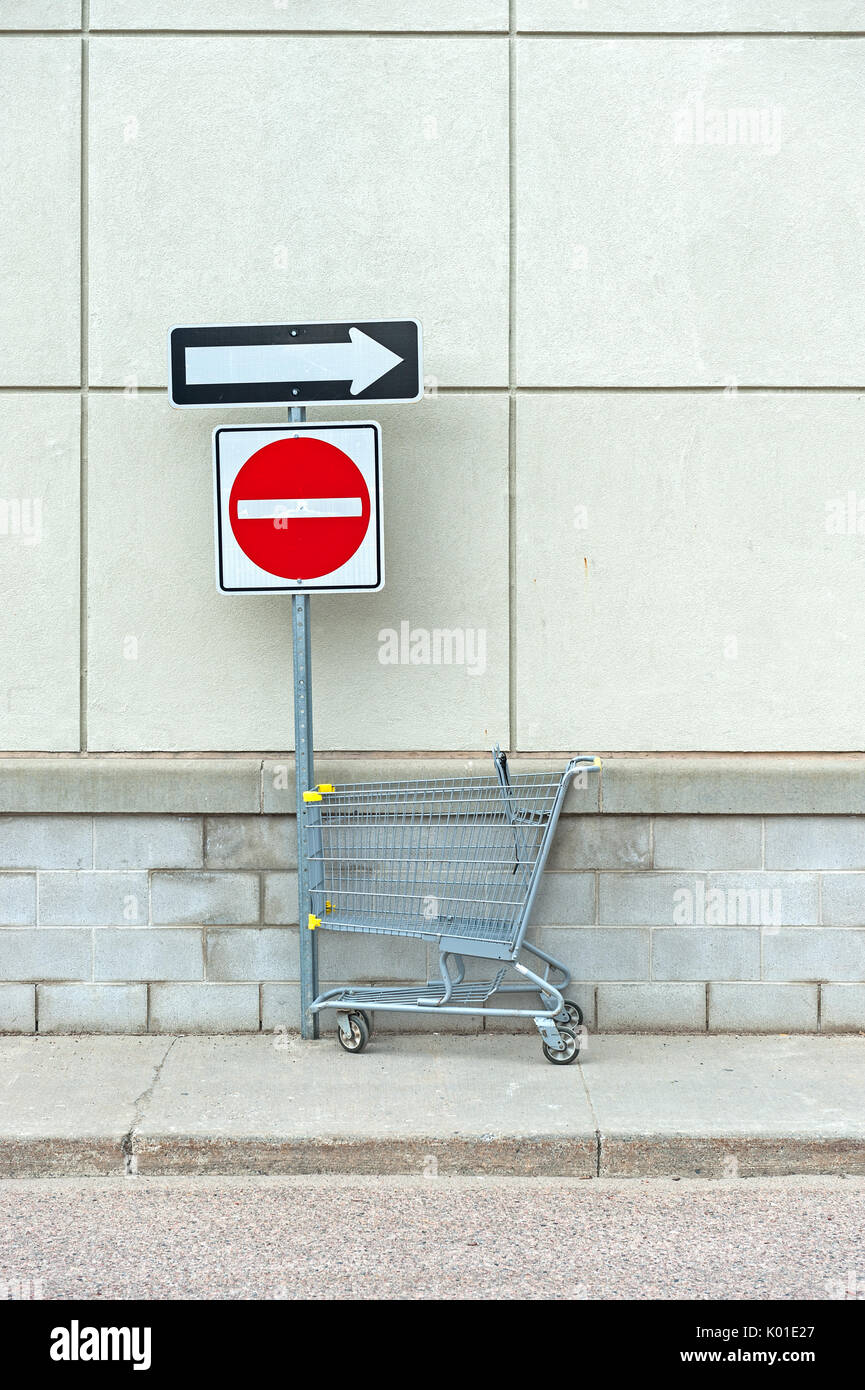 Carrello spesa sotto il segnale di divieto di accesso Foto Stock