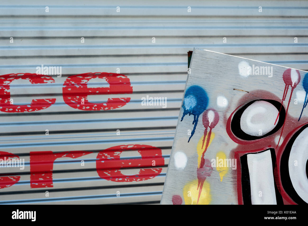 Graffiti su un cartello in metallo Foto Stock