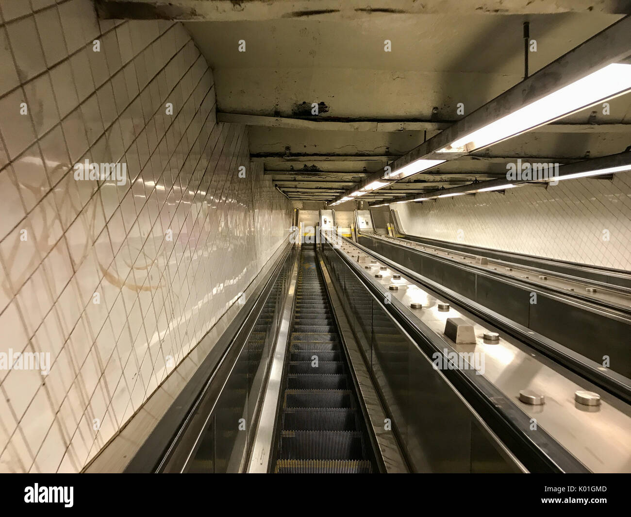 New York City - 9 Giugno 2017: Escalator nel 181 Street Subway Station in Fort Washington quartiere nel cuore di Manhattan, New York. Foto Stock