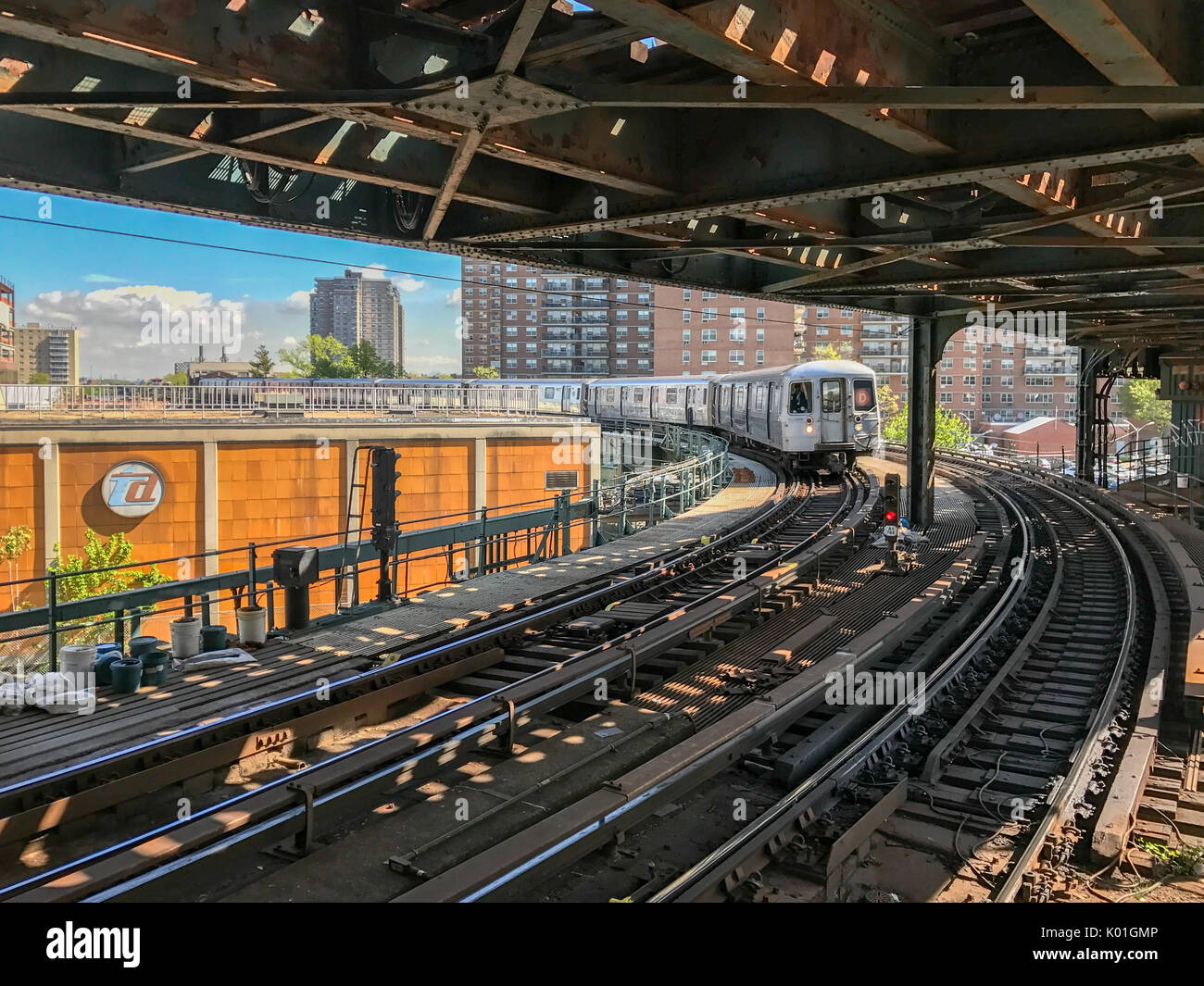 Treno D entrando nel West ottava stazione della metropolitana di Coney Island, Brooklyn, New York. Foto Stock