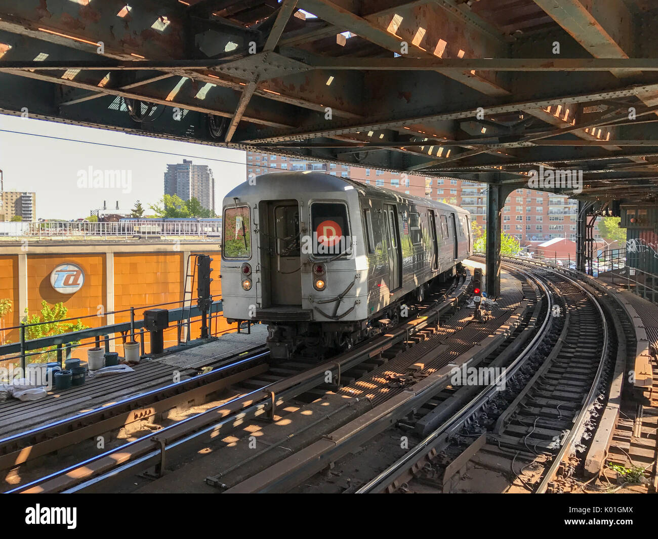 Treno D entrando nel West ottava stazione della metropolitana di Coney Island, Brooklyn, New York. Foto Stock