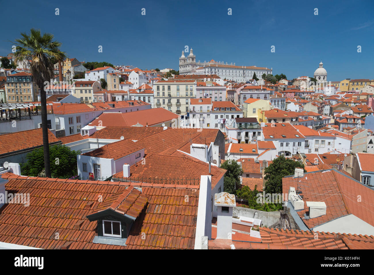 Vista dei tetti di terracotta e l'antico castello e la cupola Miradouro dal punto di vista di Alfama di Lisbona Portogallo Europa Foto Stock