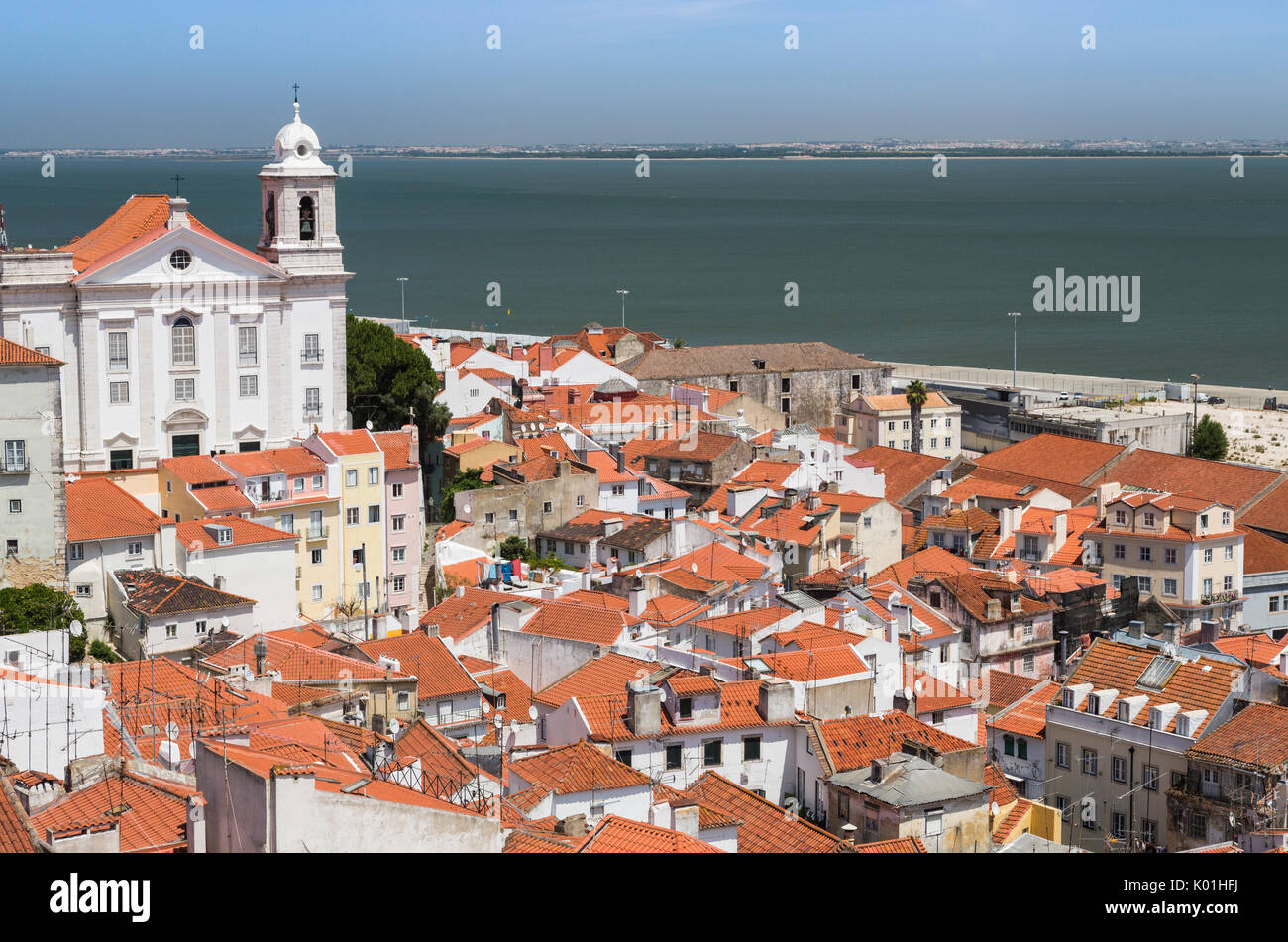 Tetti di terracotta e l'antica chiesa visto da Miradouro Alfama uno dei tanti punti di vista di Lisbona Portogallo Europa Foto Stock