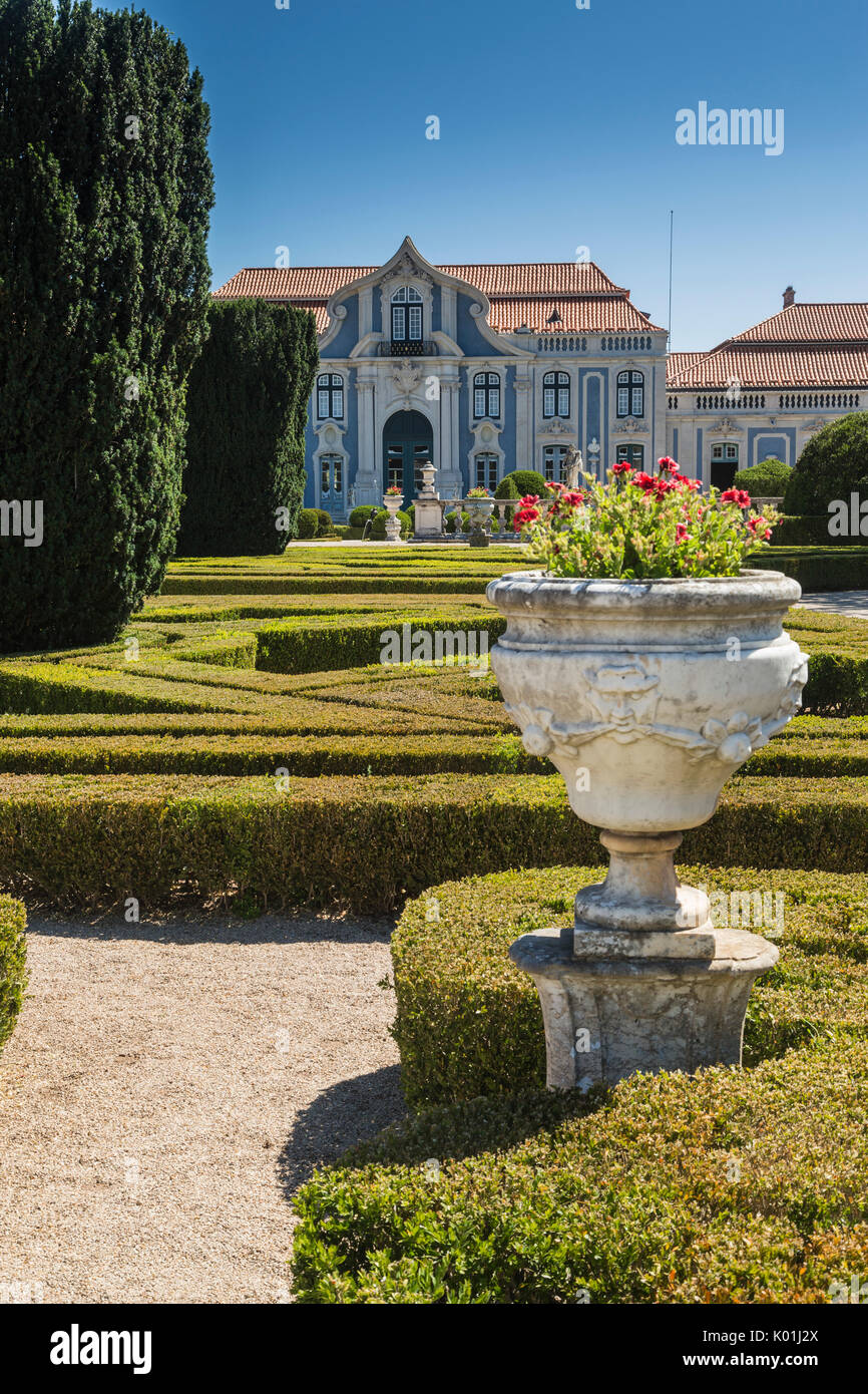 I giardini della residenza reale del Palácio de Queluz circondato da sculture e statue Lisbona Portogallo Europa Foto Stock