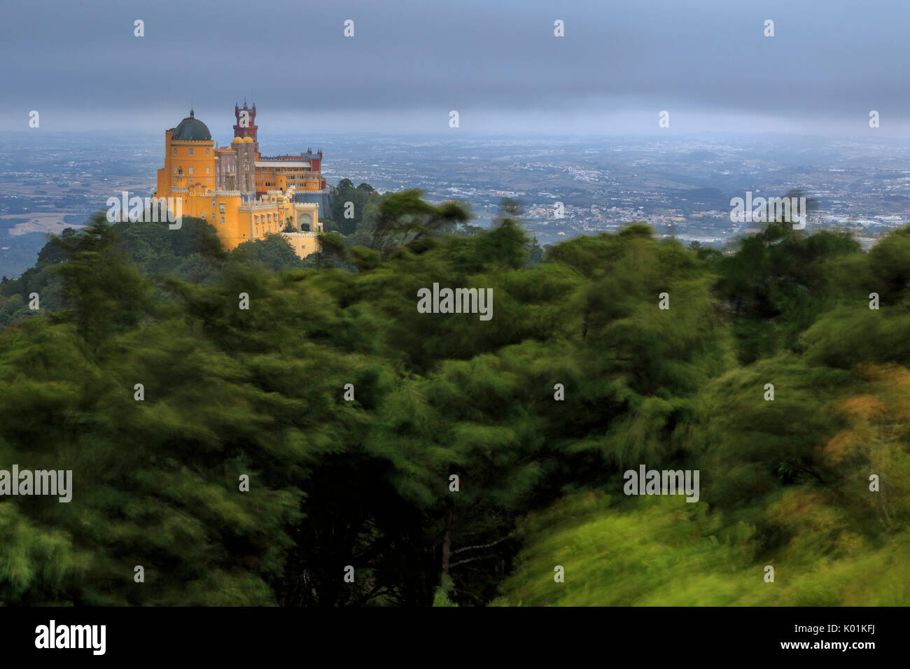 Le colorate e decorate castello Palácio da Pena sulla sommità della collina di São Pedro de Penaferrim Sintra distretto di Lisbona Portogallo Europa Foto Stock