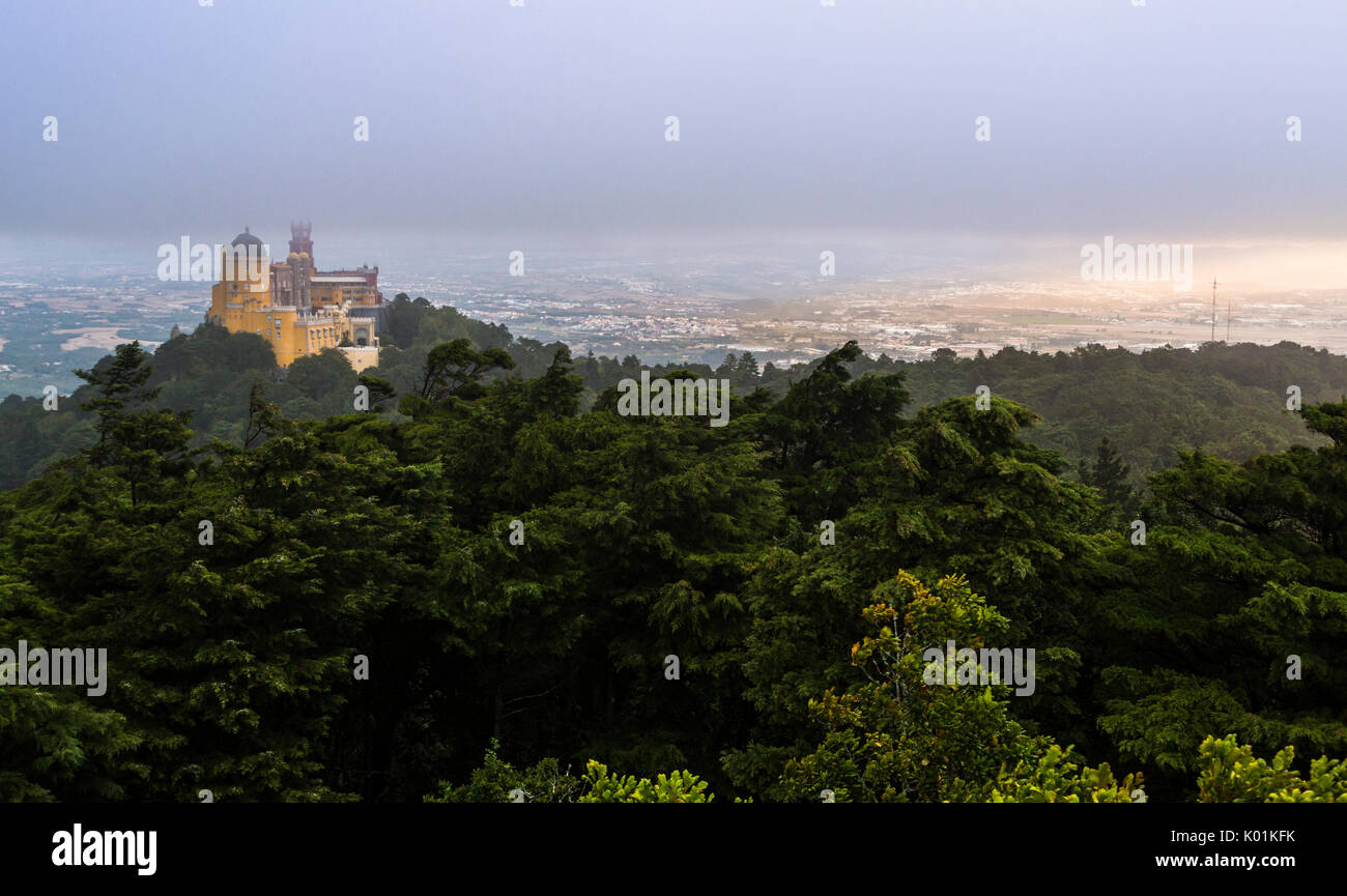 Le colorate e decorate castello Palácio da Pena sulla sommità della collina di São Pedro de Penaferrim Sintra distretto di Lisbona Portogallo Europa Foto Stock
