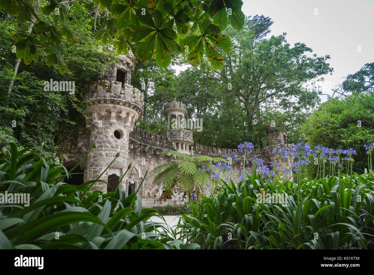 Costruzioni mistico del romanico gotico e rinascimentale all interno del parco Quinta da Regaleira Sintra Portogallo Europa Foto Stock