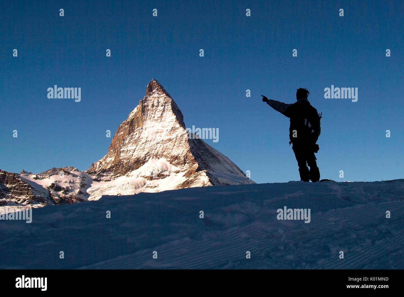 Un escursionista dalla stazione di Gornergrat con il Matterhorn sullo sfondo di sunrise, Canton Vallese, Svizzera Europa Foto Stock