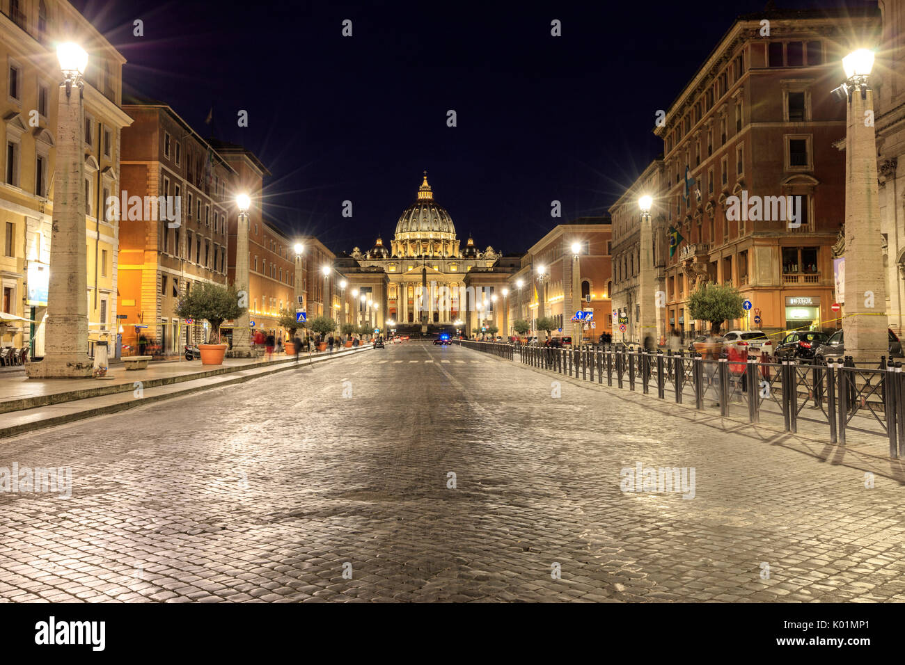 Vista notturna della Basilica di San Pietro in Vaticano il simbolo della religione cattolica Roma Lazio Italia Europa Foto Stock