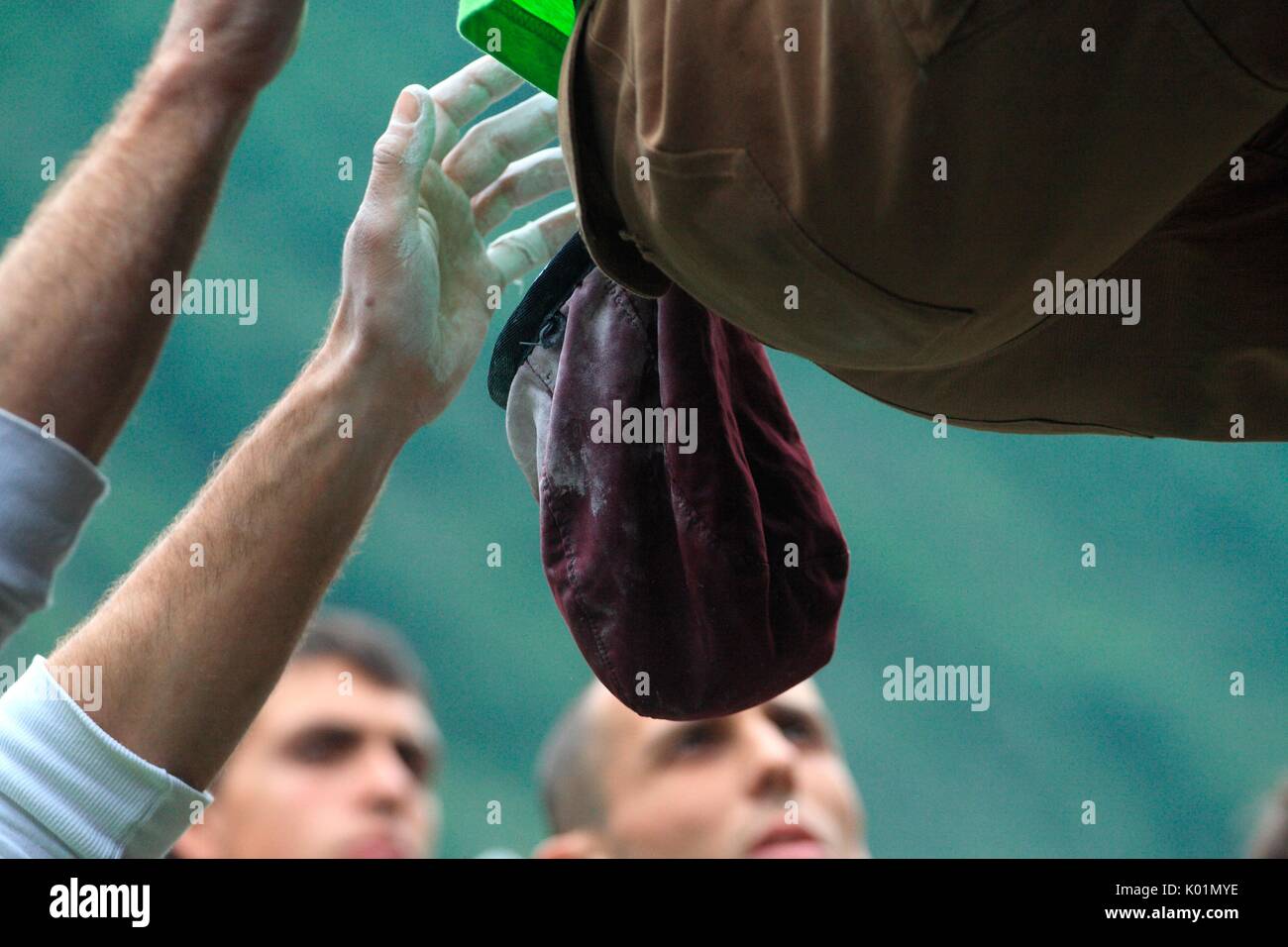 Il sacchetto contenente magnesio è uno degli strumenti più importanti di un alpinista. Val Masino Lombardia Italia Europa Foto Stock