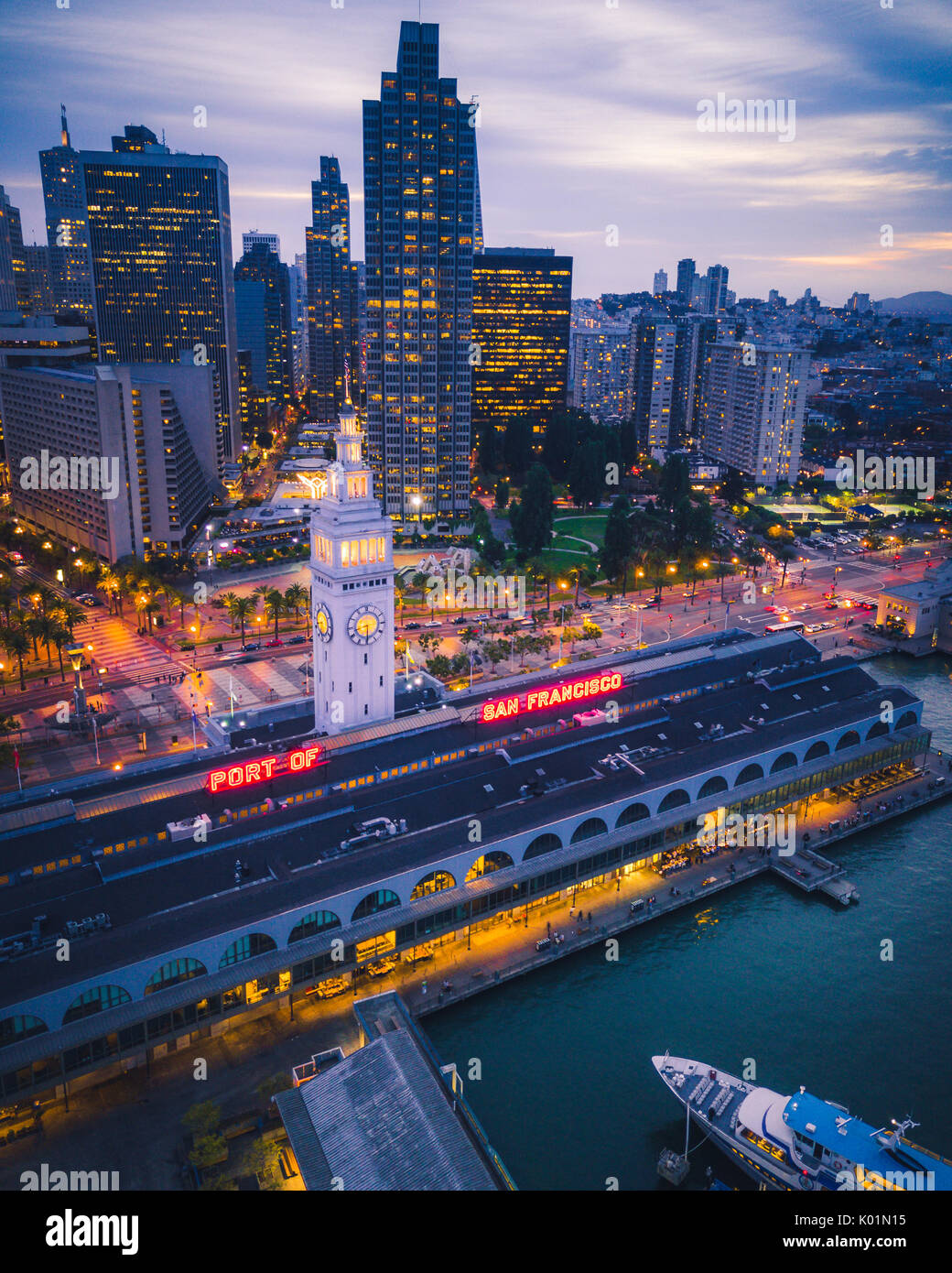 Vista aerea di san francisco ferry building e embarcadero di notte Foto Stock
