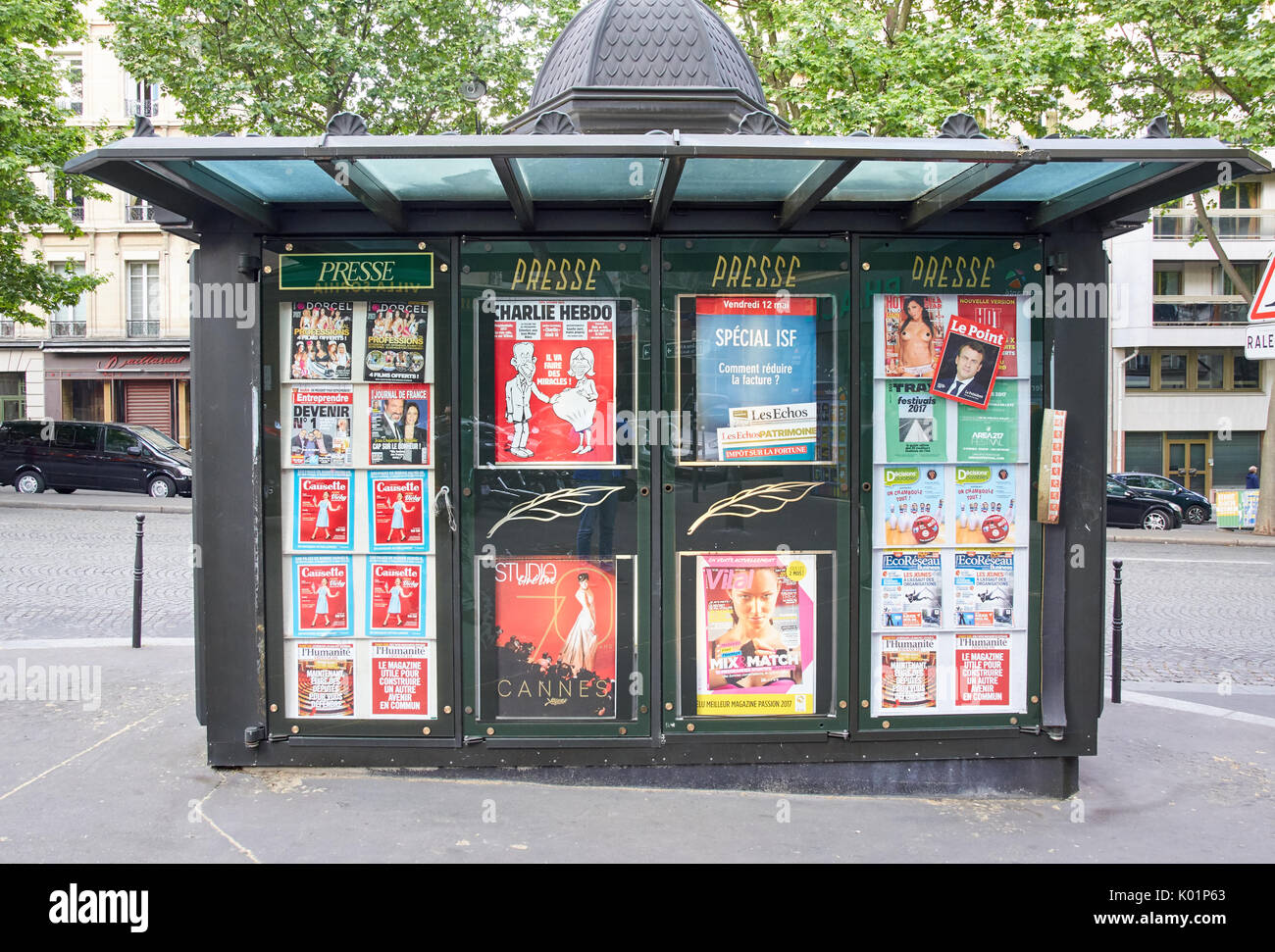 Parigi, Francia - 10 Maggio 2017 : Presse kiosk su una strada di Parigi con Macron poster su un vetro. Foto Stock