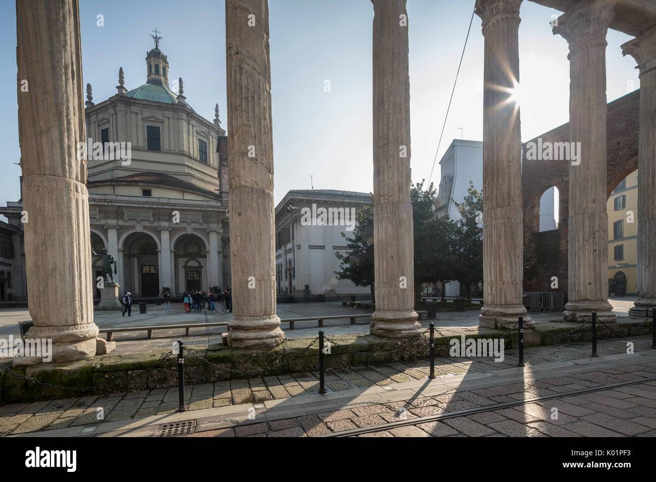 Le antiche colonne romane e la Basilica di San Lorenzo Maggiore Corso di Porta Ticinese milano lombardia italia Europa Foto Stock