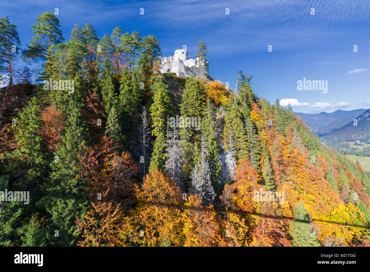 Vista del vecchio castello di Ehrenberg circondato da boschi colorati in autunno Reutte Austria Europa Foto Stock