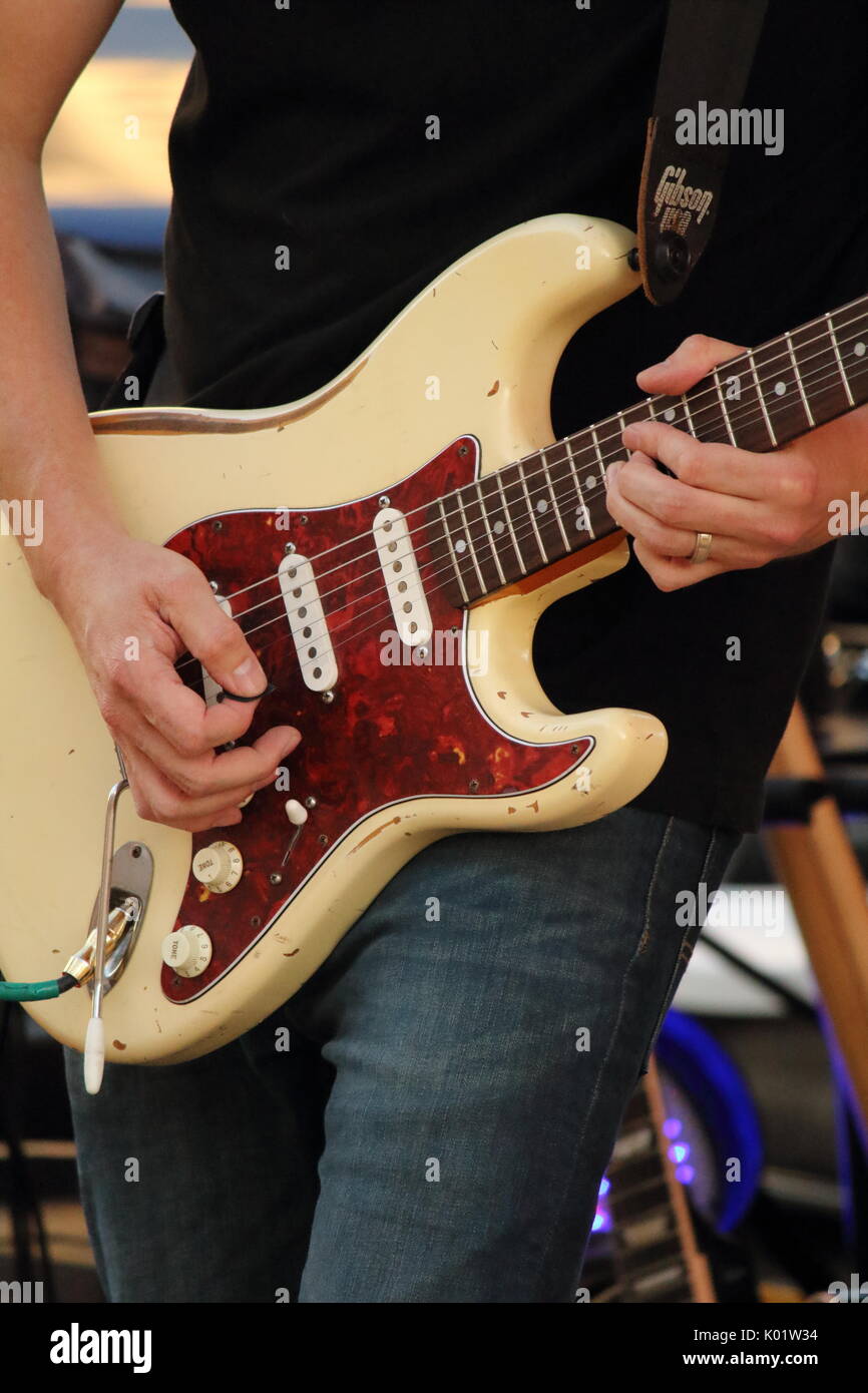 Chitarrista elettrico a suonare in un Live concerto rock Foto Stock