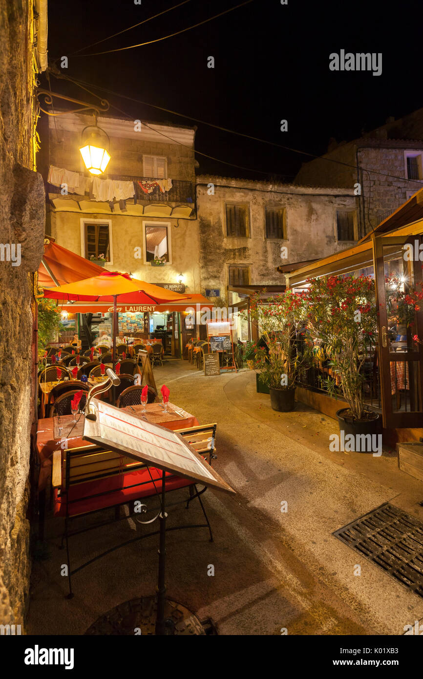 Vista notturna di vicoli caratteristici e i ristoranti del centro storico Porto Vecchio Corsica Francia Europa Foto Stock