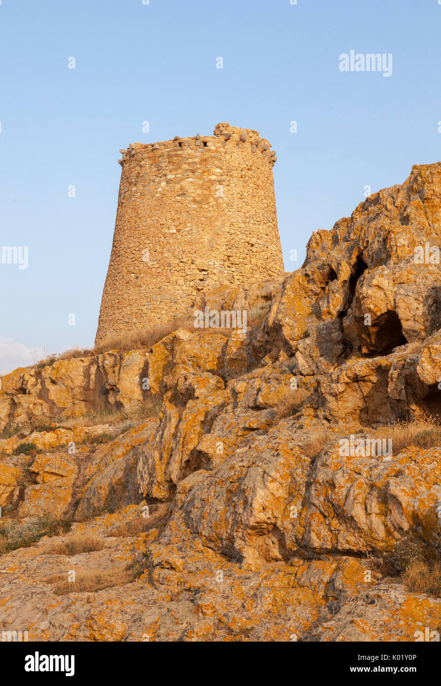 L antica torre genovese costruita come fortezza con rocce granitiche al tramonto Ile Rousse Balagne in Corsica Francia Europa Foto Stock