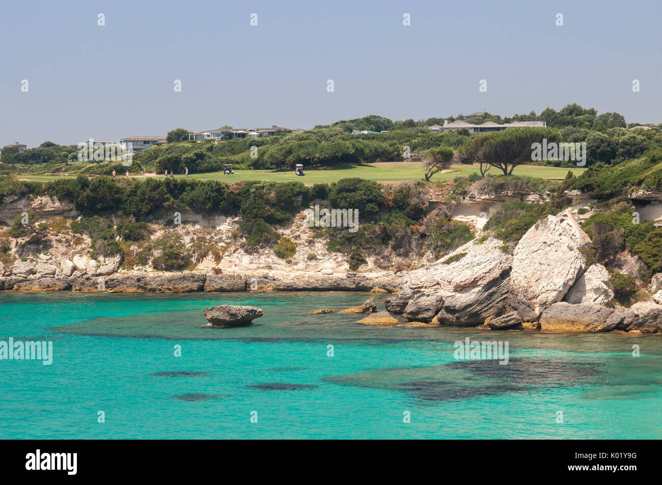 Vista estiva del mare turchese e il campo da golf sul promontorio Sperone Bonifacio Corsica del Sud Francia Europa Foto Stock