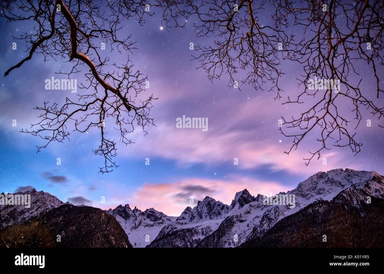 Le nuvole colorate di notte, Val Bregaglia Svizzera Europa Foto Stock