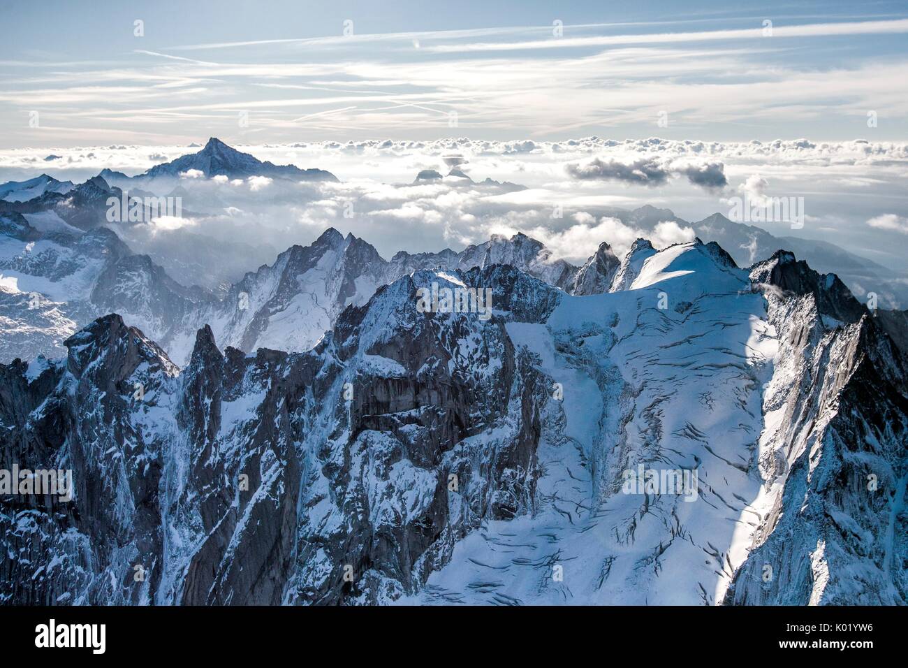 Cresta di confine tra Val Bregaglia (Svizzera) e la Val Masino (Italia) dall'elicottero. Sulla destra il vertice Bondasca con il suo ghiacciaio Foto Stock
