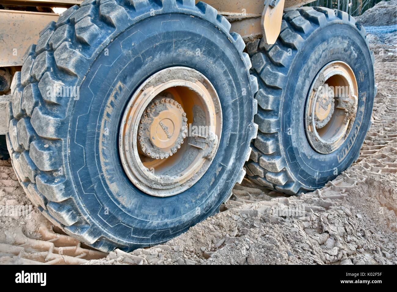 Grande fango Michelin pneumatici su una Volvo autocarro con pianale di scarico Foto Stock