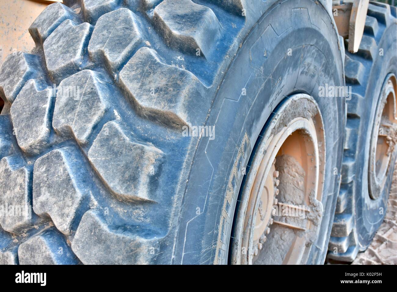 Grande fango Michelin pneumatici su una Volvo autocarro con pianale di scarico Foto Stock