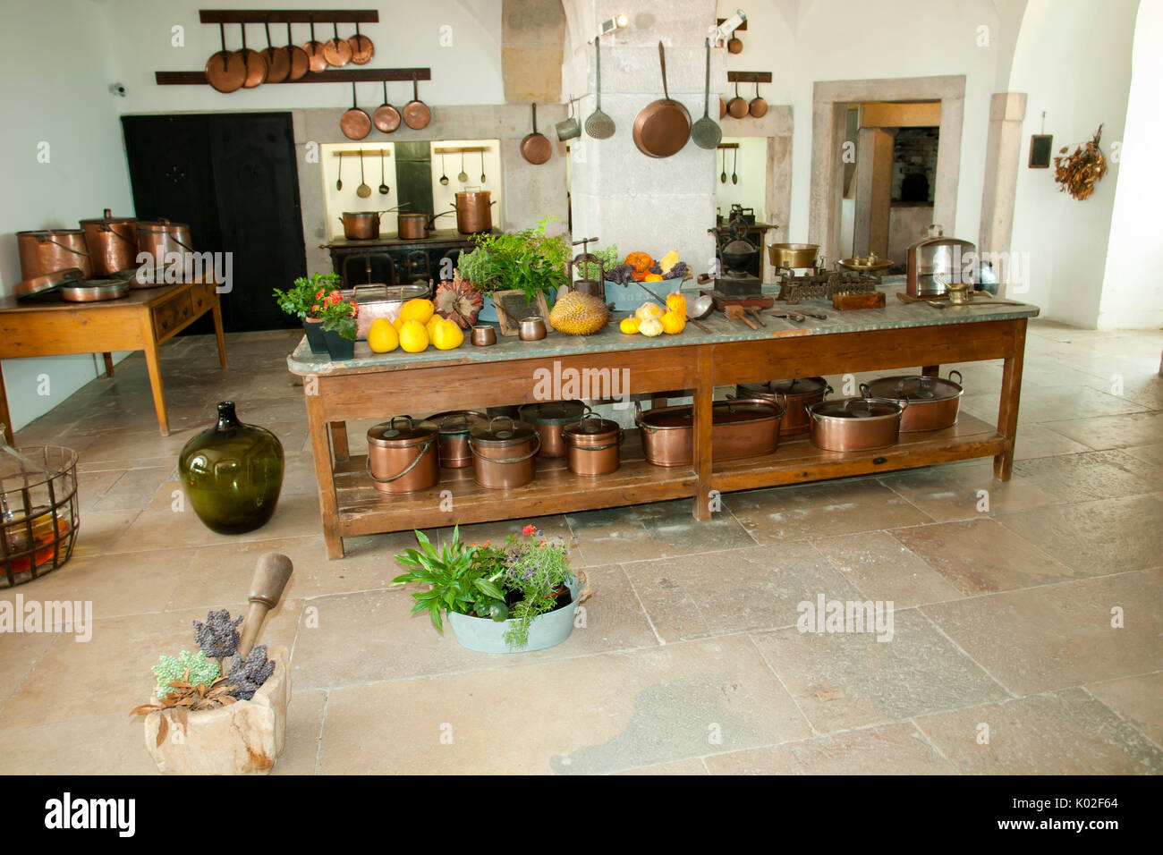 Pentole di rame in una vecchia cucina in Sardegna Foto stock - Alamy