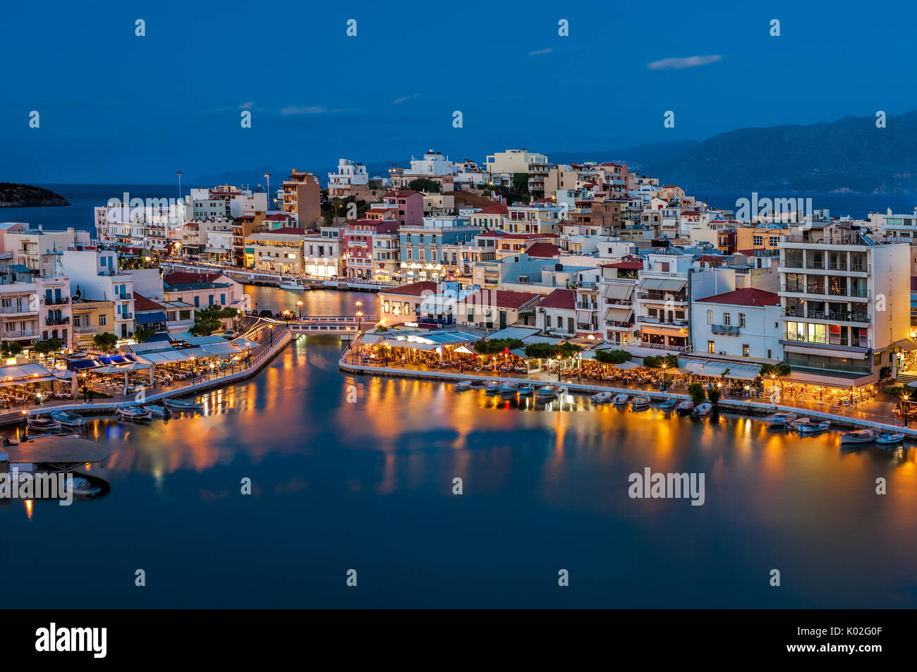 Agios Nikolaos, Creta, Grecia. Agios Nikolaos è una pittoresca città della parte orientale dell'isola di Creta costruita sul lato nord-ovest dell'peacefu Foto Stock