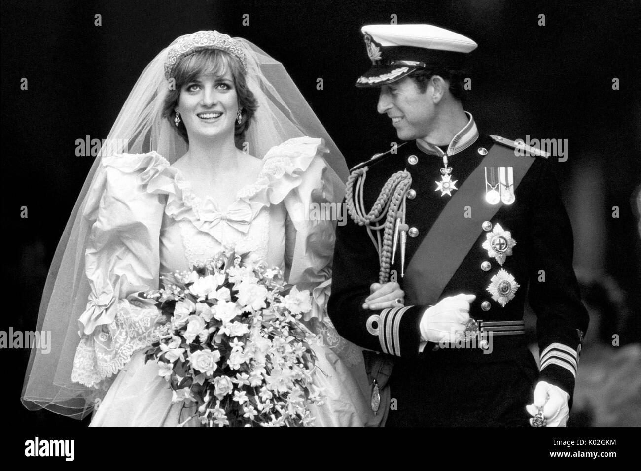 File foto datata 29/07/81 del Principe e Principessa di Galles il giorno del loro matrimonio. Diana, Principessa del Galles, era una donna il cui calore, compassione ed empatia per coloro che incontrava le valse la descrizione della "principessa del popolo". Foto Stock