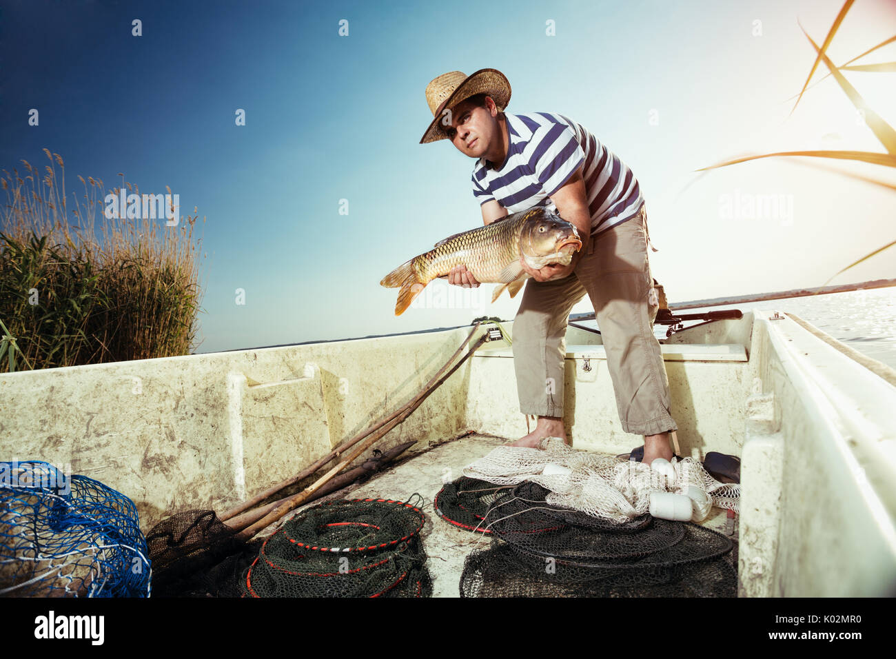 Fisherman tenendo un grande carpa Foto Stock