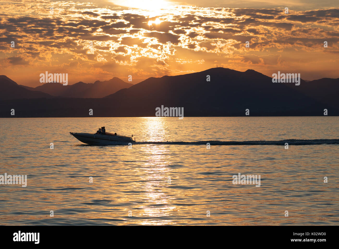 Il lago di Garda, Italia motonautica al tramonto Foto Stock