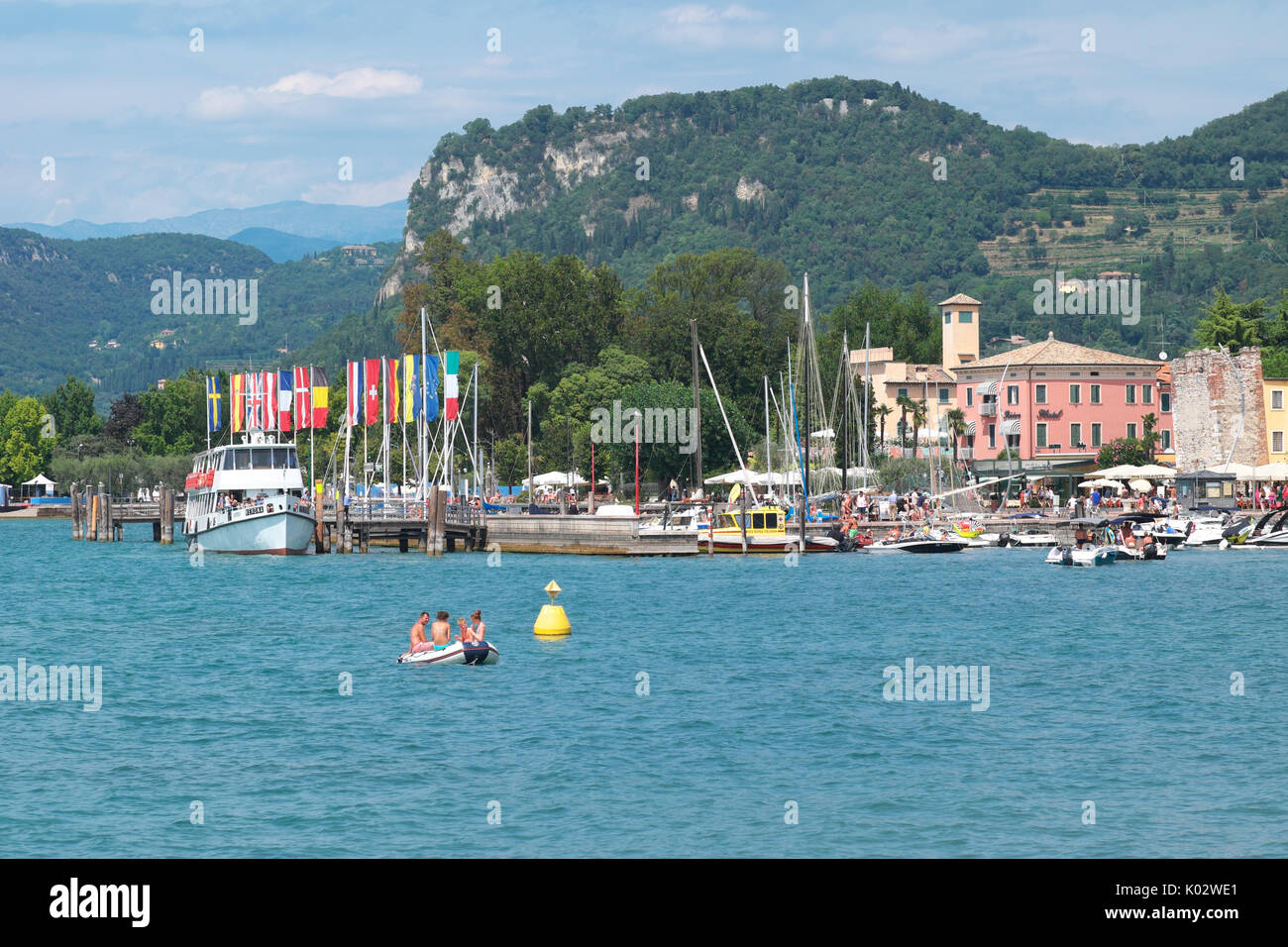 Città di Bardolino, Lago di Garda, Italia ferry boat in attesa di partenza Foto Stock