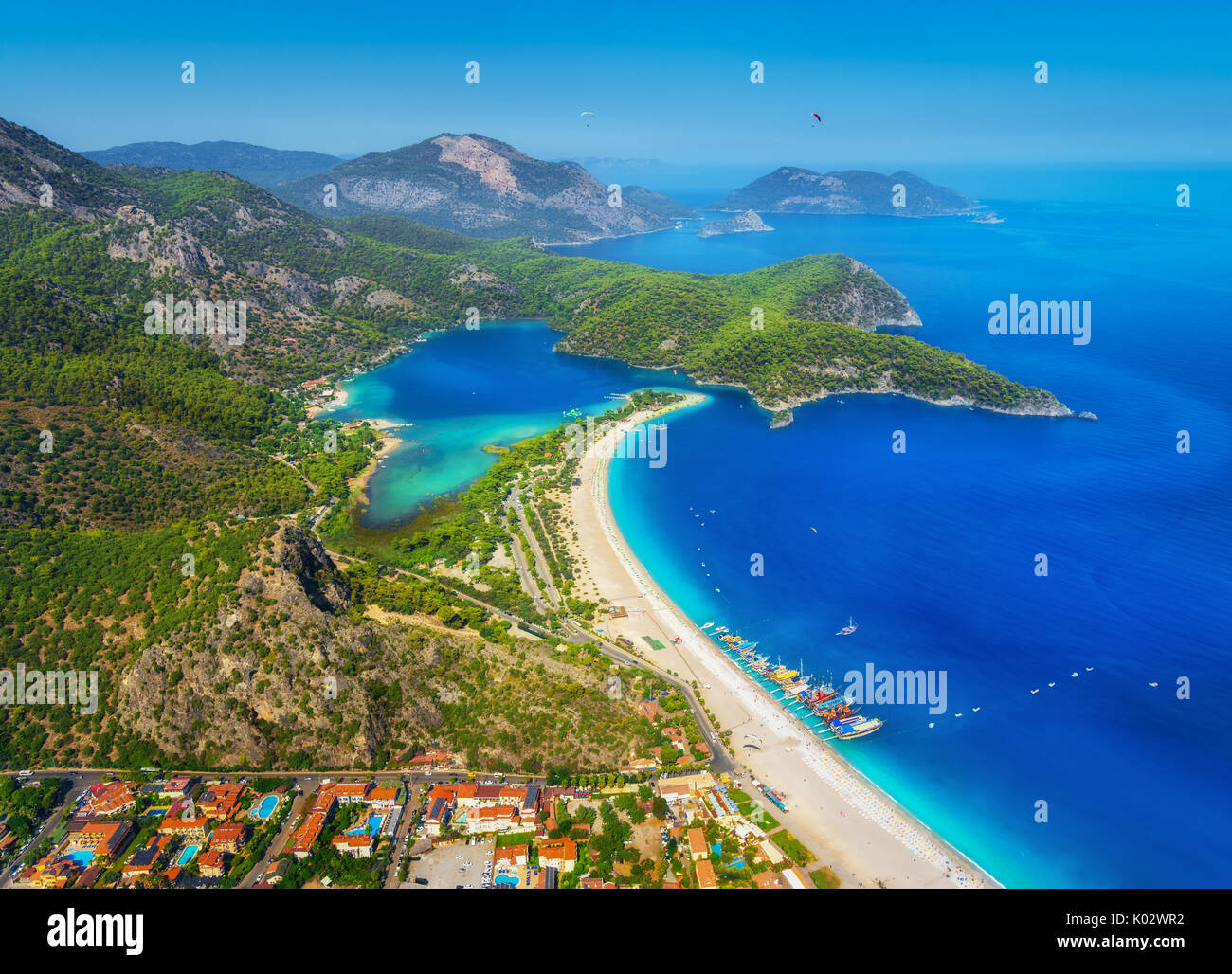 Incredibile vista aerea della laguna blu in Oludeniz, Turchia. In estate il paesaggio con le montagne, foresta verde, azzurro acqua, spiaggia di sabbia e il cielo blu in luminose Foto Stock
