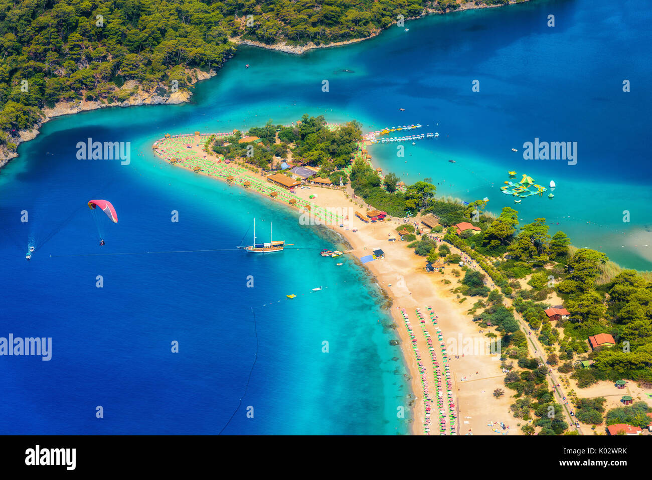Incredibile vista aerea della laguna blu in Oludeniz, Turchia. Paesaggio estivo con mare allo spiedo, verdi alberi, acque azzurre, spiaggia di sabbia in una luminosa giornata di sole. Tra Foto Stock