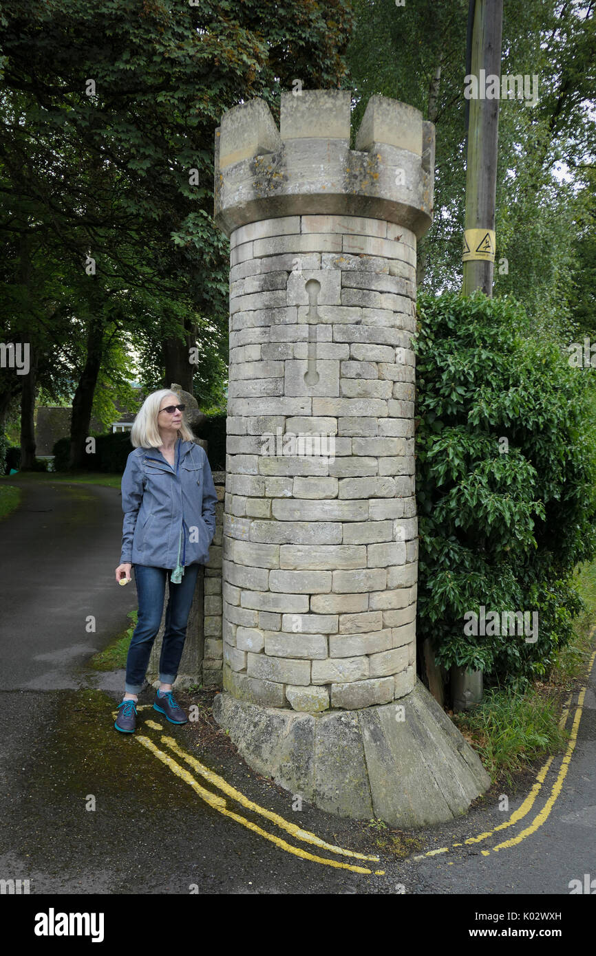 Porta a corona post in Painswick, Inghilterra Foto Stock