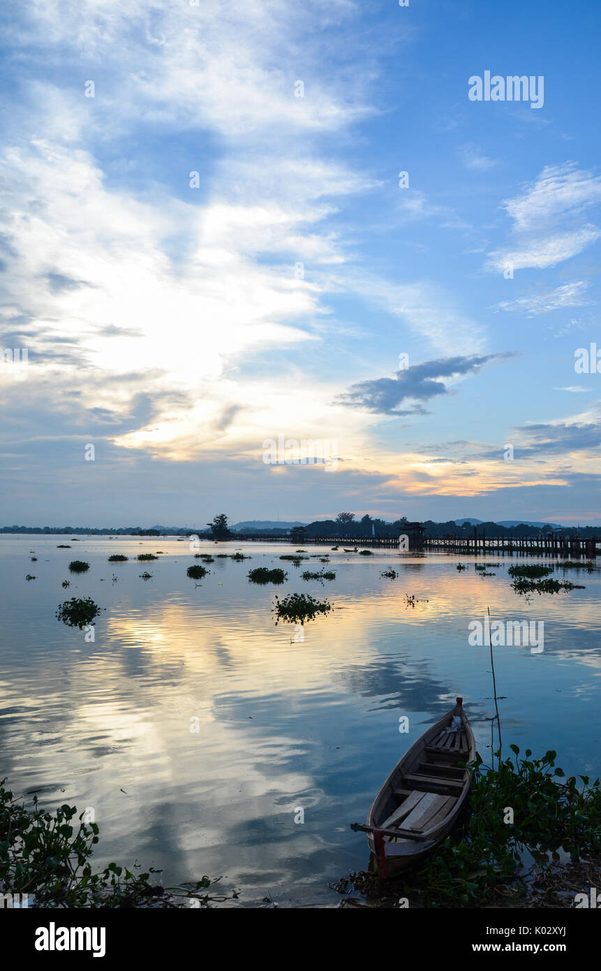 U Bein Bridge al tramonto Foto Stock