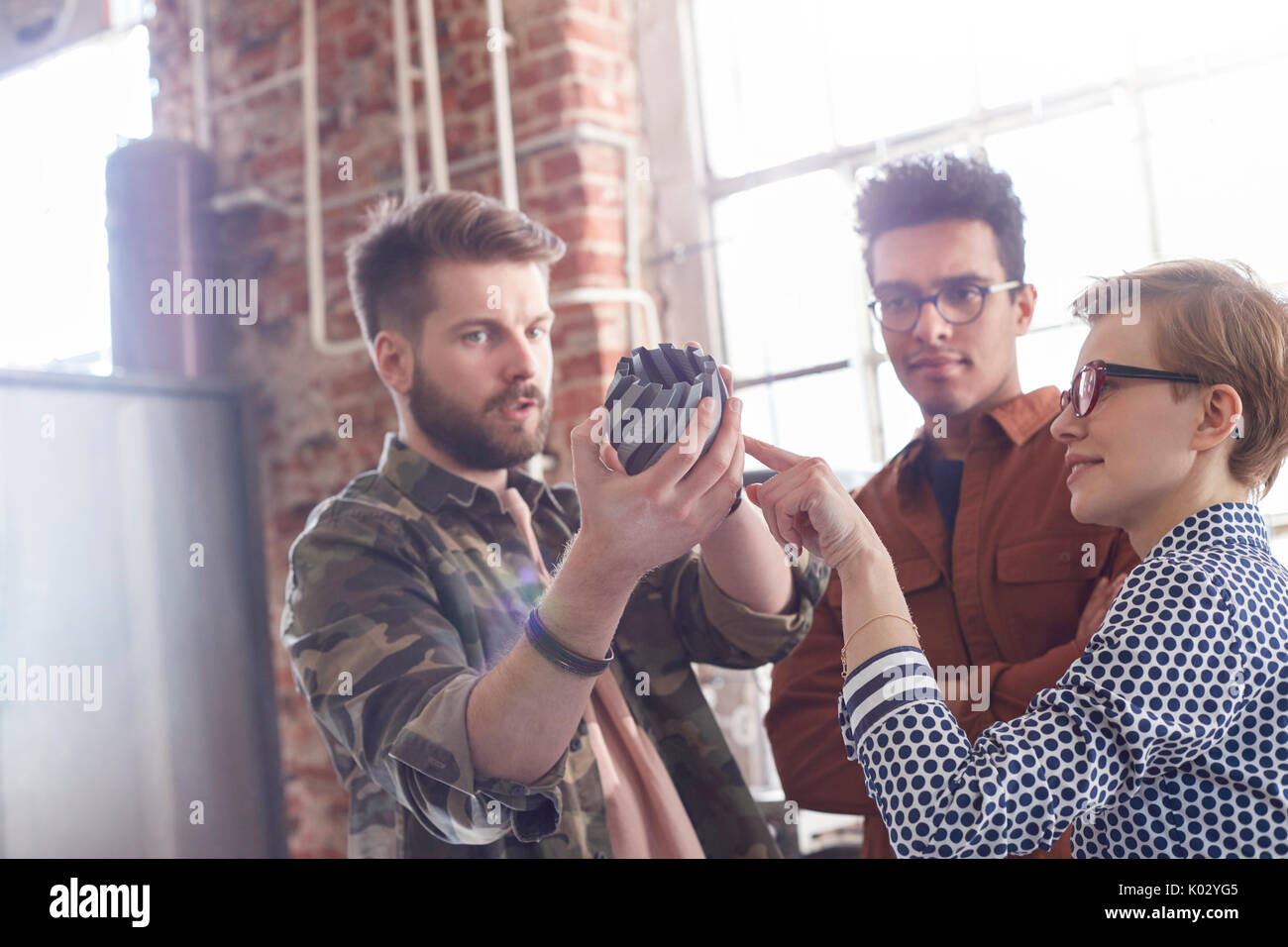 Riunione di progettisti, esaminando il prototipo Foto Stock