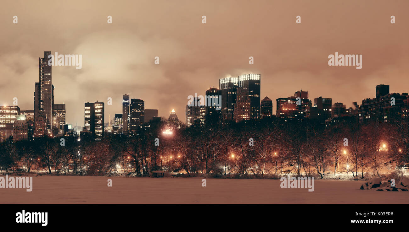 Central Park inverno al panorama notturno con grattacieli di Manhattan a New York City Foto Stock