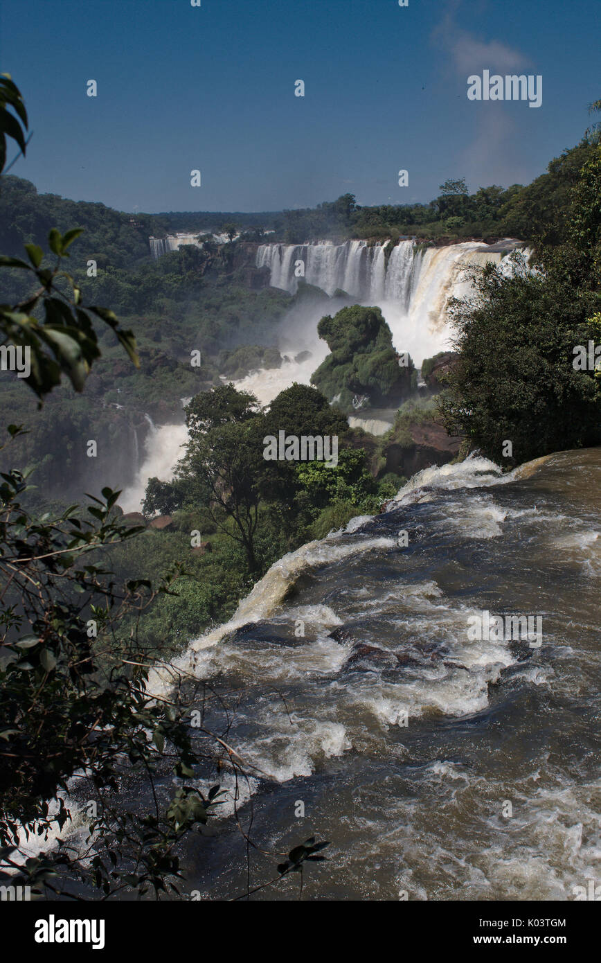 Vista parziale da Cascate di Iguassù dal lato Argentina Foto Stock